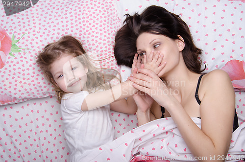 Image of Mum kisses the hand of his daughter