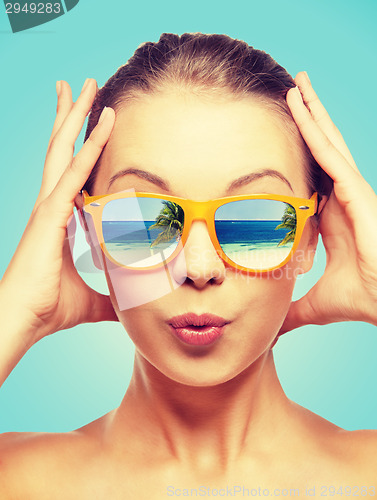 Image of amazed teenage girl in sunglasses