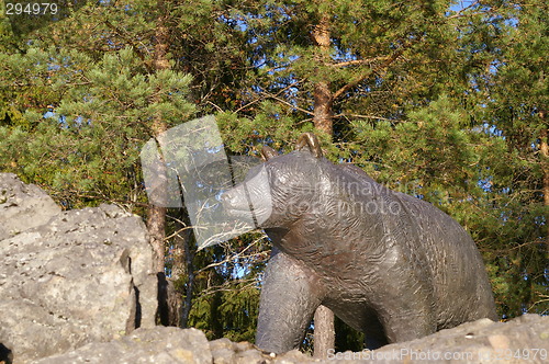 Image of Skule Waksvik's sculpture of bear at Østernvann in Bærum in Norway