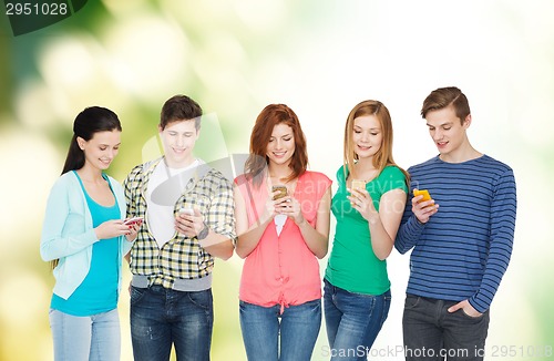 Image of smiling students with smartphones