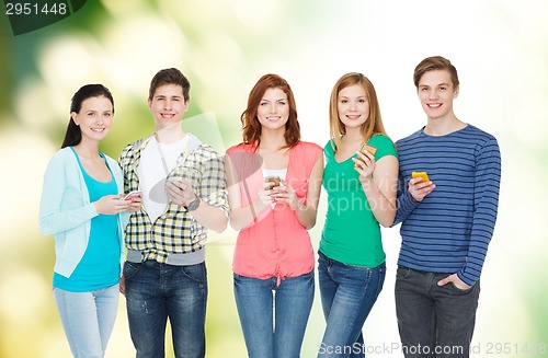 Image of smiling students with smartphones