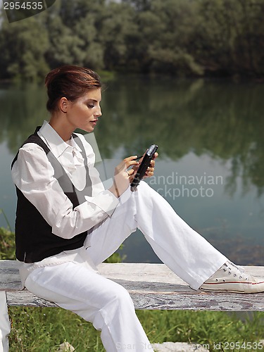 Image of a woman with laptop in park zzx