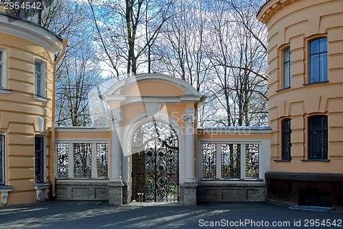 Image of Gate with lattice.