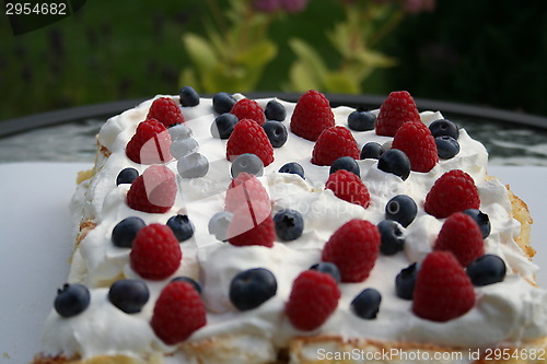 Image of Gateau with rasberry and blueberry