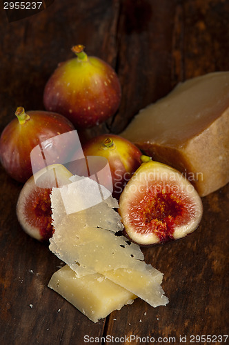 Image of pecorino cheese and fresh figs 