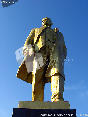 Image of big monument to Lenin