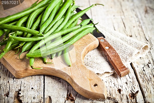 Image of green string beans and knife 