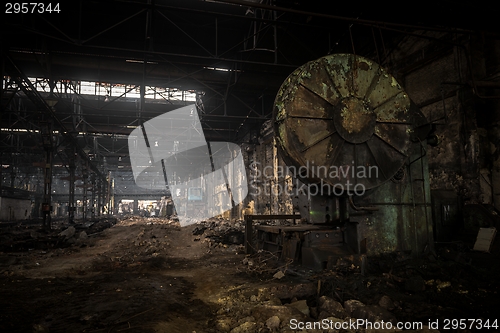 Image of Large empty hall with concrete walls