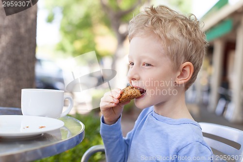 Image of kid in cafe