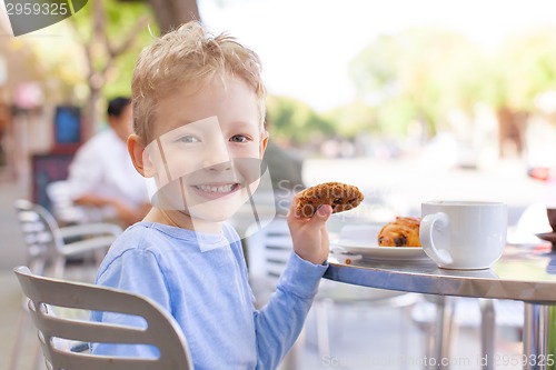 Image of kid in cafe