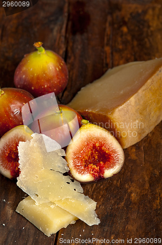 Image of pecorino cheese and fresh figs 