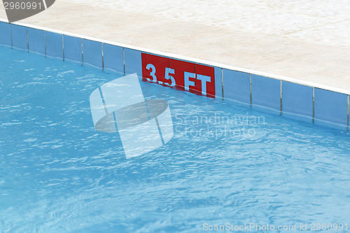 Image of 3,5 ft sign at a swimming pool