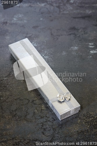 Image of Pesent in silver gift box