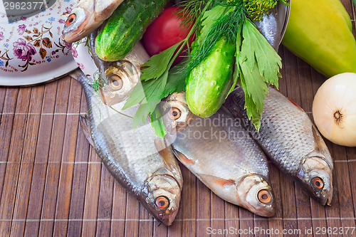 Image of Fish and components for her preparation: vegetables, spices, par