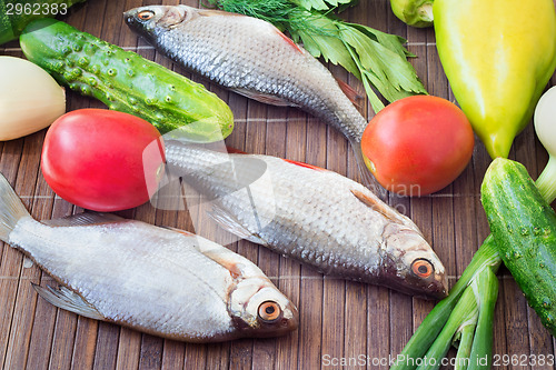 Image of Fish and components for her preparation: vegetables, spices, par