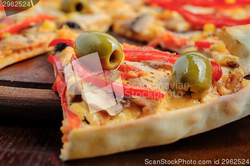 Image of Pizza with Mozzarella, Mushrooms, Olives and Tomato Sauce