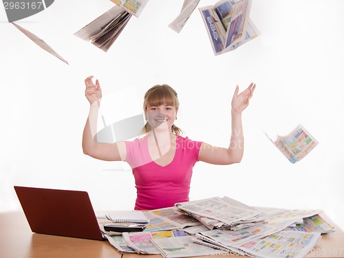 Image of The girl at the table fall newspapers