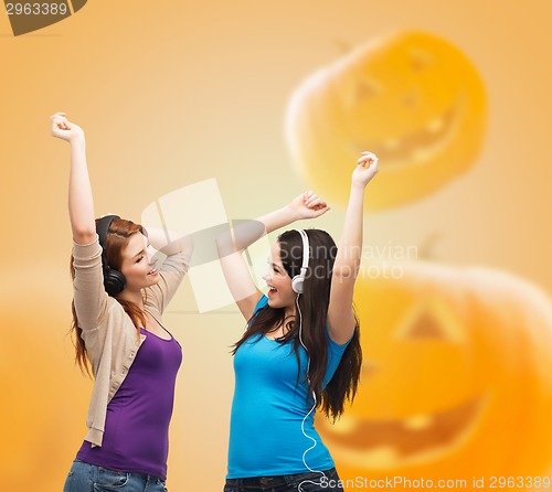 Image of smiling teenage girls in casual clothes