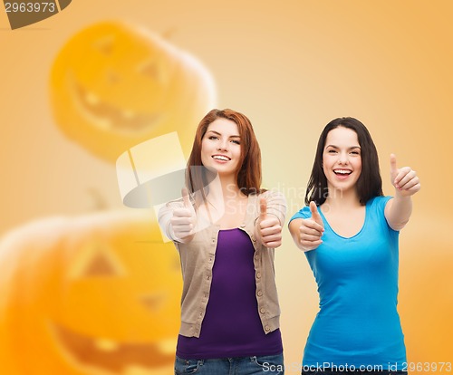 Image of smiling teenage girls in casual clothes