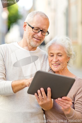 Image of senior couple photographing on city street