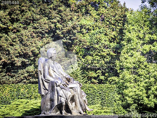 Image of Frederic Chopin statue
