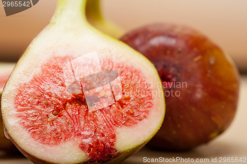 Image of fresh figs on a rustic table