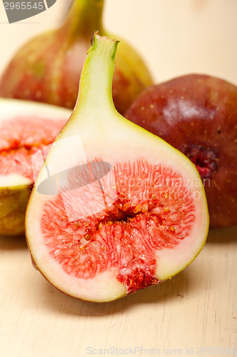 Image of fresh figs on a rustic table