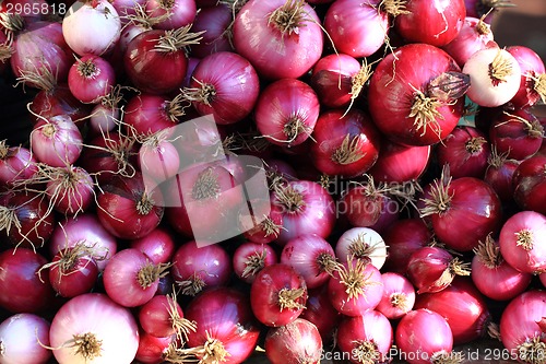 Image of fresh red onions 