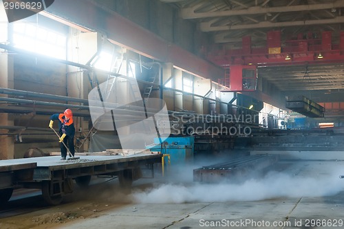 Image of Worker cleans railway platform