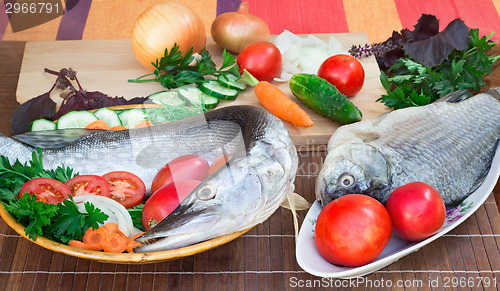 Image of Fish and components for her preparation: vegetables, spices, par