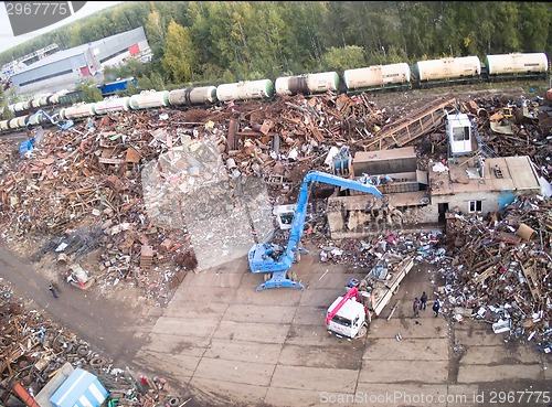 Image of Lifting equipment works on scrap metal