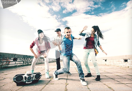 Image of group of teenagers dancing