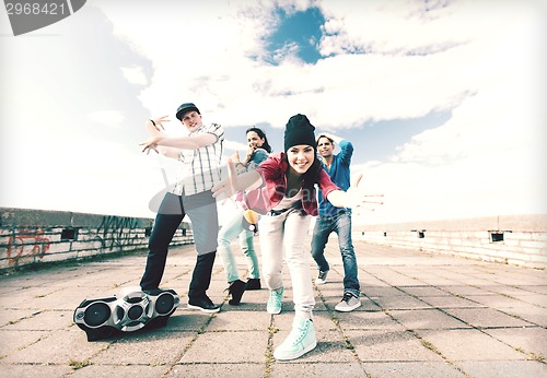 Image of group of teenagers dancing