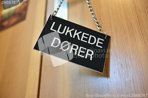 Image of Lukkede dører