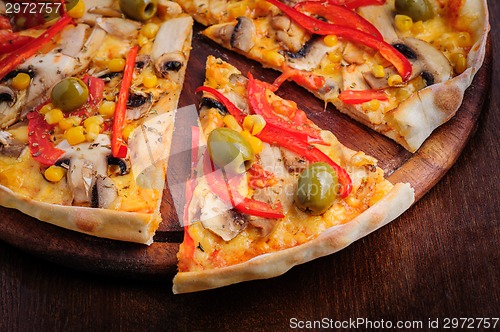 Image of Pizza with Mozzarella, Mushrooms, Olives and Tomato Sauce