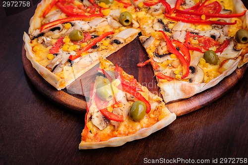 Image of Pizza with Mozzarella, Mushrooms, Olives and Tomato Sauce