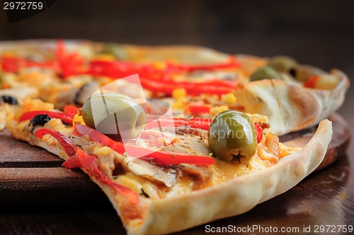 Image of Pizza with Mozzarella, Mushrooms, Olives and Tomato Sauce