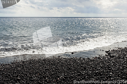 Image of Black pebbles and sea