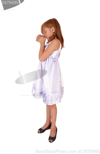 Image of Young girl praying.