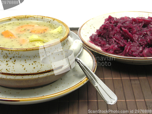 Image of Potatoe stew and cooked red cabbage on a placemat