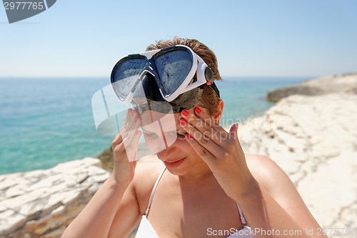 Image of Scuba diver woman can't see because of sun