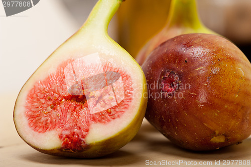 Image of fresh figs on a rustic table