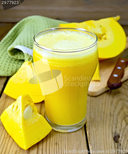 Image of Juice pumpkin with napkin on board