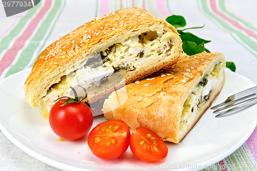 Image of Roll filled with spinach and cheese in bowl on tablecloth
