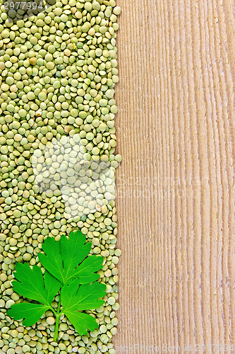 Image of Lentils green on board on the left with parsley