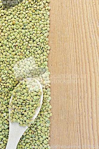 Image of Lentils green on board on the left with spoon