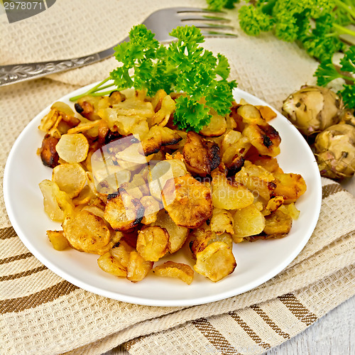 Image of Jerusalem artichokes fried in dish on napkin