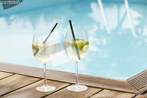 Image of hugo prosecco elderflower soda ice summer drink 