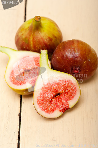 Image of fresh figs on a rustic table