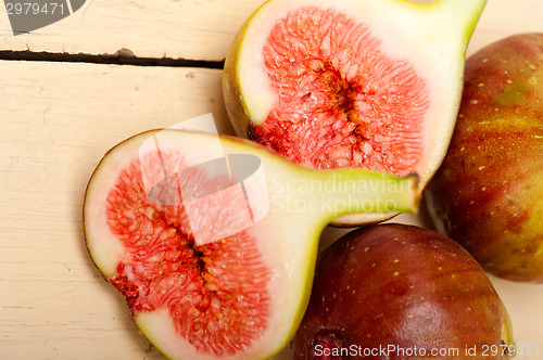 Image of fresh figs on a rustic table